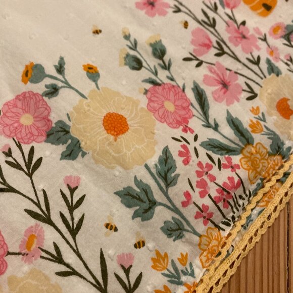 Cupcakes and Cashmere Girls Wildflower & Bee Dress - Size 5 - Lace Eyelet - Picture 3 of 5